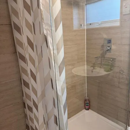 Apartment 2-bed Flat Near District With Free Parking & Wi-fi