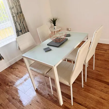 2-bed Flat Near District With Free Parking & Wi-fi Apartment *