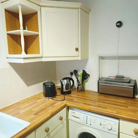 Apartment 2-bed Flat Near District With Free Parking & Wi-fi *