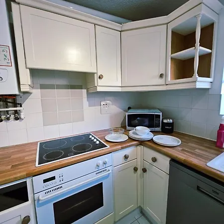 2-bed Flat Near District With Free Parking & Wi-fi