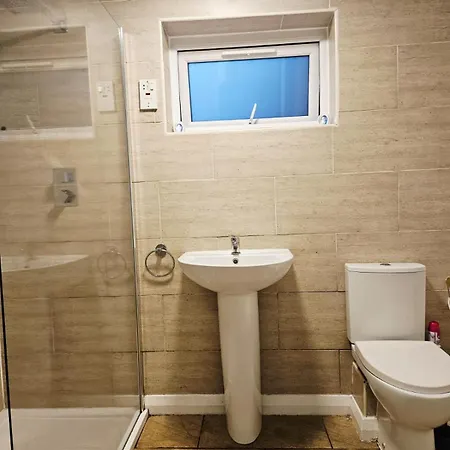 2-bed Flat Near District With Free Parking & Wi-fi Apartment