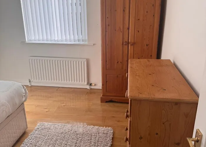 2-bed Flat Near District With Free Parking & Wi-fi