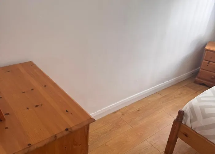 2-bed Flat Near District With Free Parking & Wi-fi