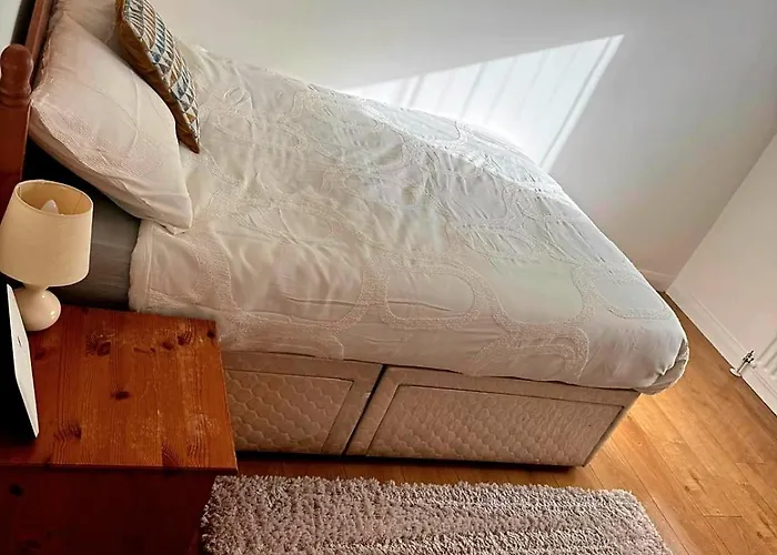 2-bed Flat Near District With Free Parking & Wi-fi Apartamento